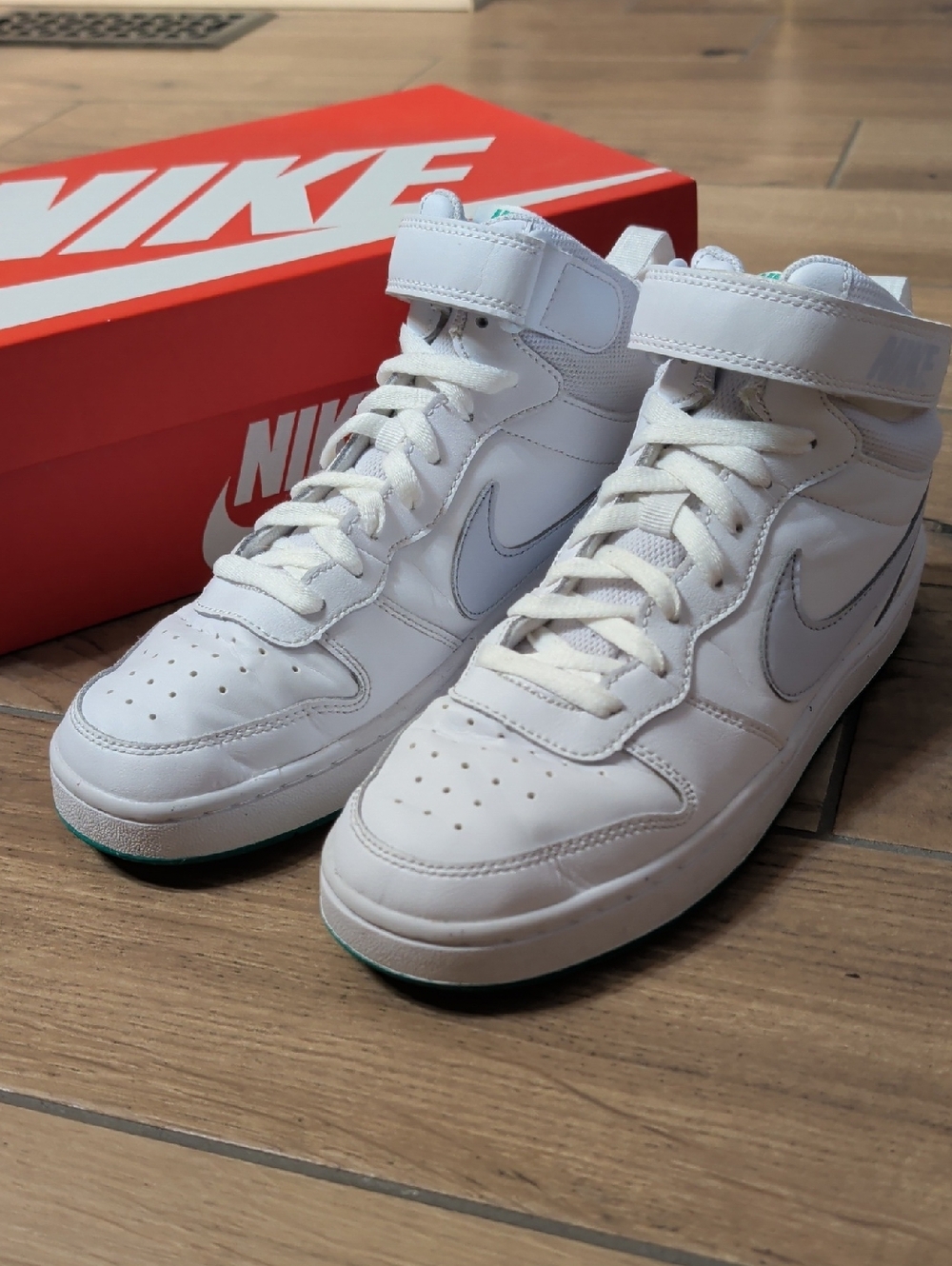 Nike Boys 7Y White And Green Logo Court Borough Mid 2 (GS)